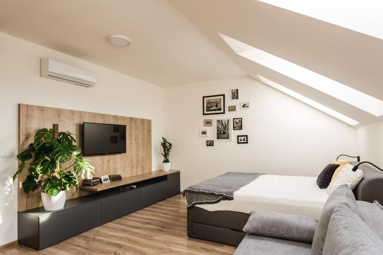 Flexihome Sk - Komenskeho - Private Parking Spot - Ultra Modern And Stylish Kosice Bagian luar foto
