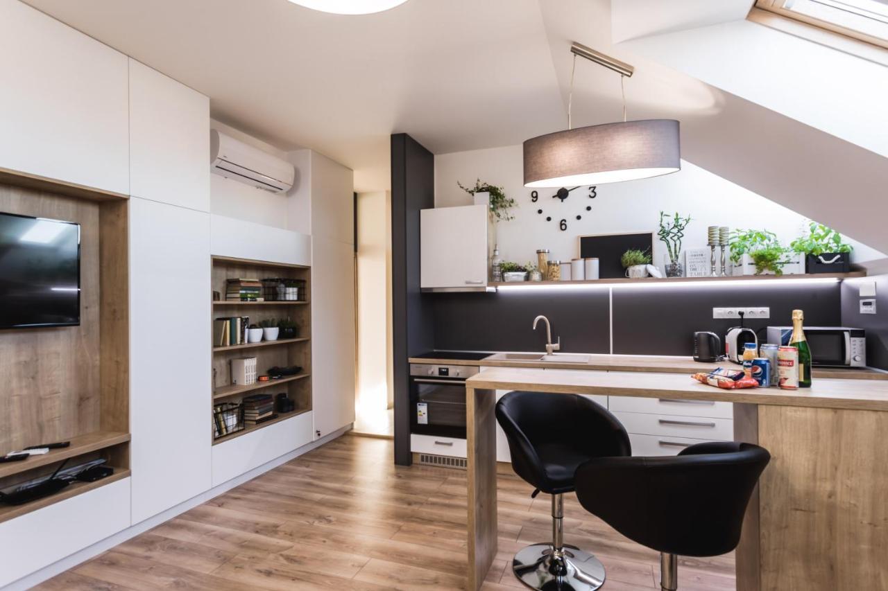 Flexihome Sk - Komenskeho - Private Parking Spot - Ultra Modern And Stylish Kosice Bagian luar foto