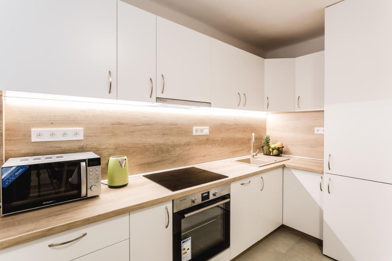 Flexihome Sk - Komenskeho - Private Parking Spot - Ultra Modern And Stylish Kosice Bagian luar foto