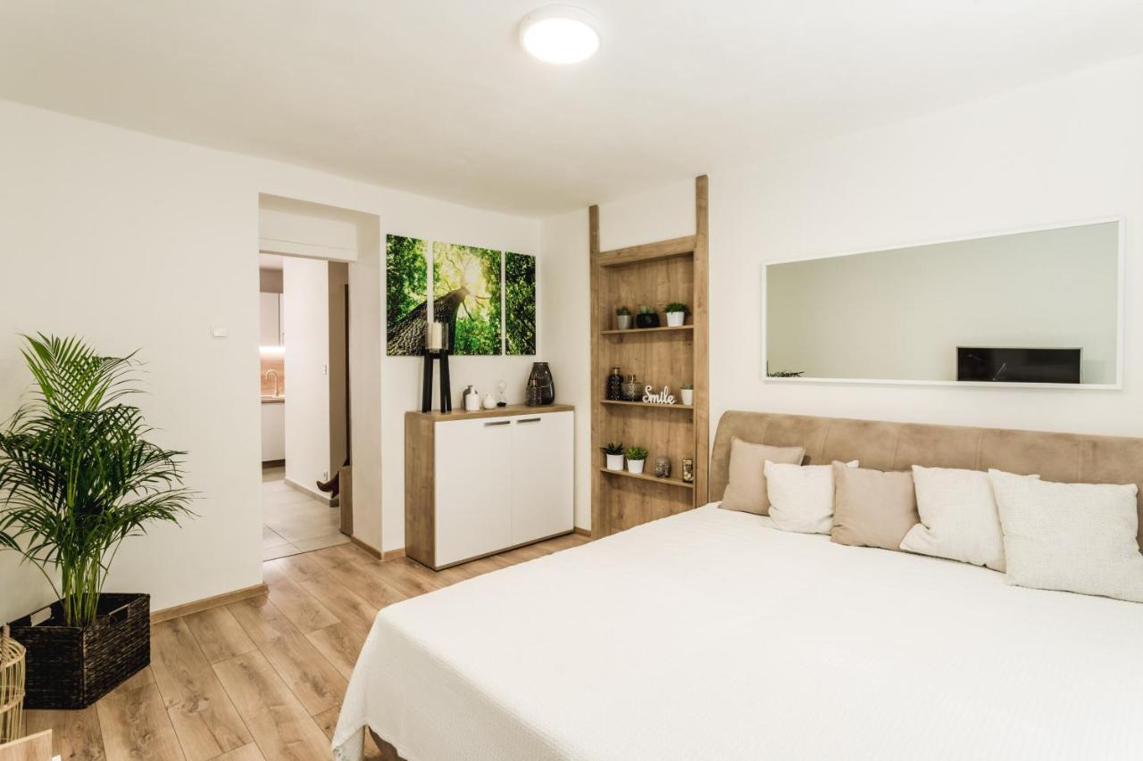 Flexihome Sk - Komenskeho - Private Parking Spot - Ultra Modern And Stylish Kosice Bagian luar foto